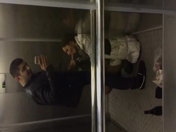 Вірменка смокче член хлопчакові в ліфті доки вони їдуть а він все знімає на телефон